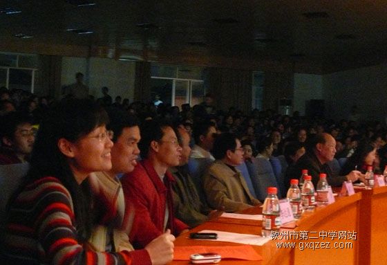 今夜星光灿烂:教职工十大歌手比赛盛装登场