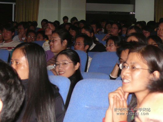 今夜星光灿烂:教职工十大歌手比赛盛装登场