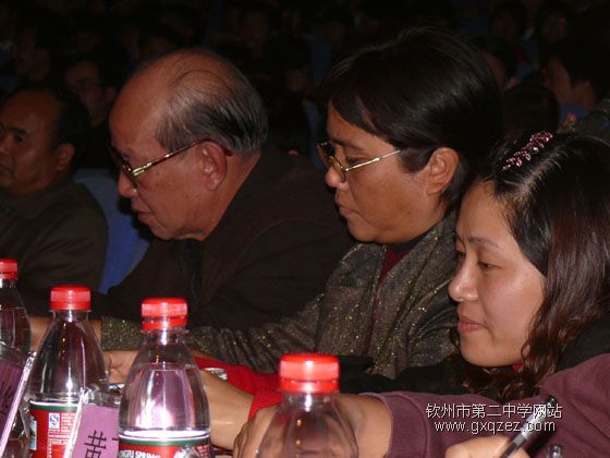 今夜星光灿烂:教职工十大歌手比赛盛装登场