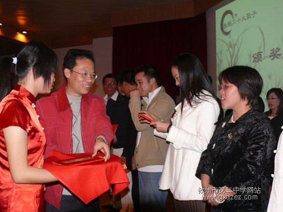 今夜星光灿烂:教职工十大歌手比赛盛装登场