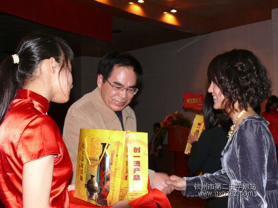 今夜星光灿烂:教职工十大歌手比赛盛装登场