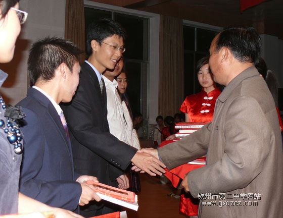 今夜星光灿烂:教职工十大歌手比赛盛装登场