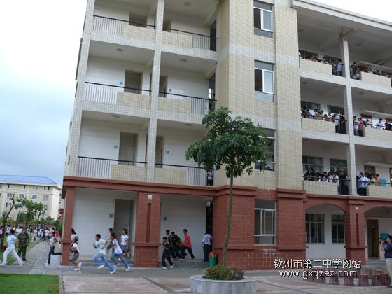 我校新生学习防震知识,加强抗震演练