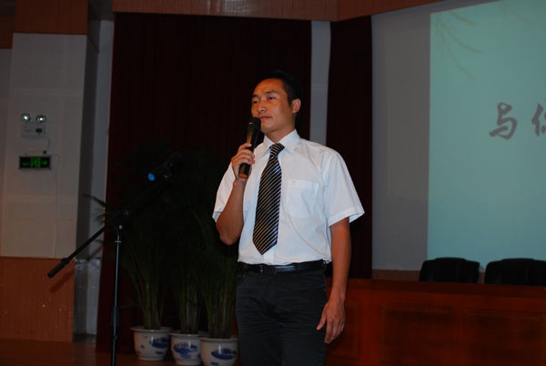 我校举行“当二中老师,我无比幸福”教师演讲比赛