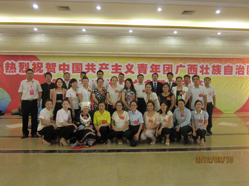 党旗辉映团旗红,挥洒青春立新功