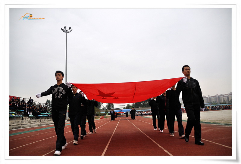 青春与阳光共舞,运动与激情同在——庆祝我校第二十六届田径运动会取得圆满成功