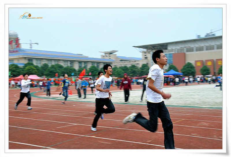 青春与阳光共舞,运动与激情同在——庆祝我校第二十六届田径运动会取得圆满成功