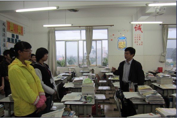 高一19班在班主任文新善班长马清带领下认真准备校园艺术节节目诗朗诵《雨巷》