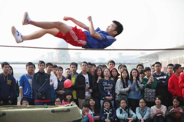 钦州市第二中学第三届校园艺术节暨第二十七届田径运动会隆重开幕