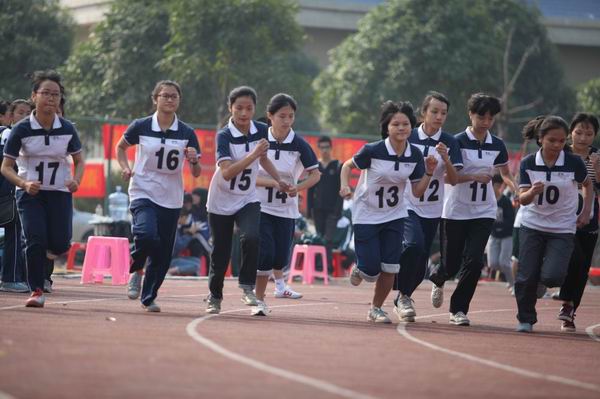 钦州市第二中学第三届校园艺术节暨第二十七届田径运动会隆重开幕