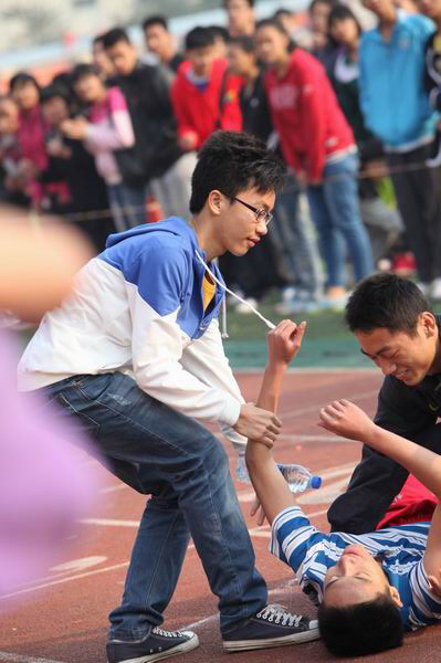 钦州市第二中学第三届校园艺术节暨第二十七届田径运动会隆重开幕