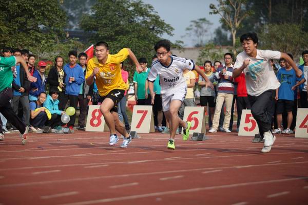 钦州市第二中学第三届校园艺术节暨第二十七届田径运动会隆重开幕