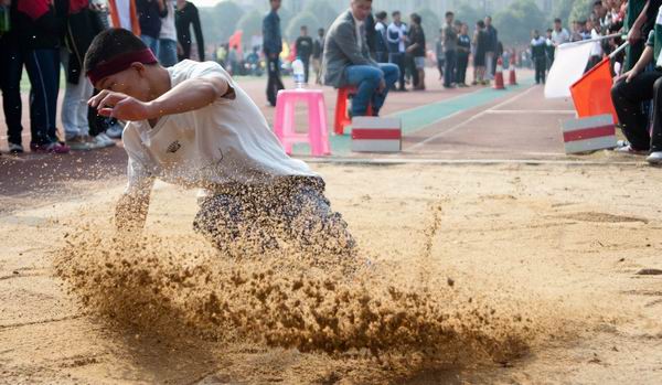 钦州市第二中学第三届校园艺术节暨第二十七届田径运动会隆重开幕