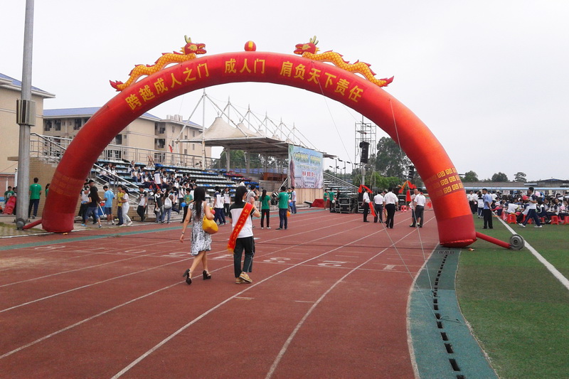 “18岁的选择,青春的梦想”我校高二年级举行2014年十八岁成人仪式