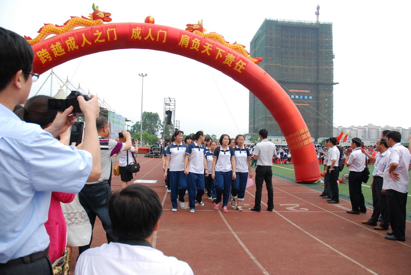 “18岁的选择,青春的梦想”我校高二年级举行2014年十八岁成人仪式