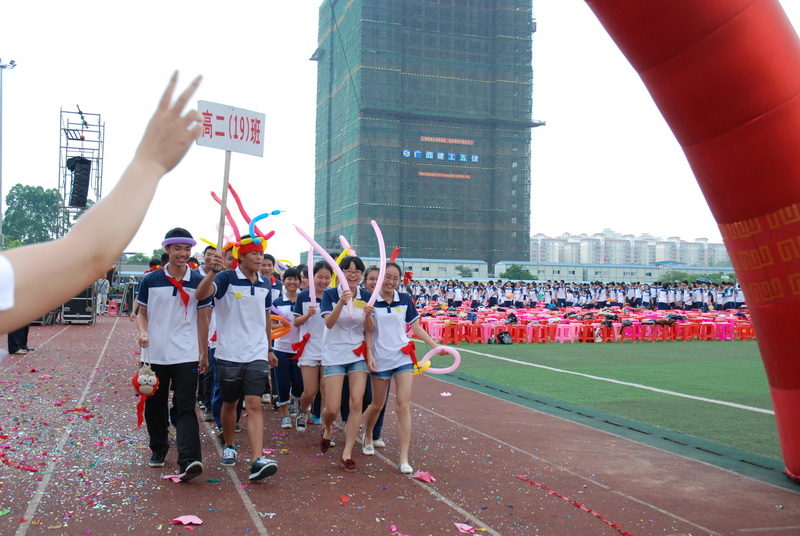 “18岁的选择,青春的梦想”我校高二年级举行2014年十八岁成人仪式