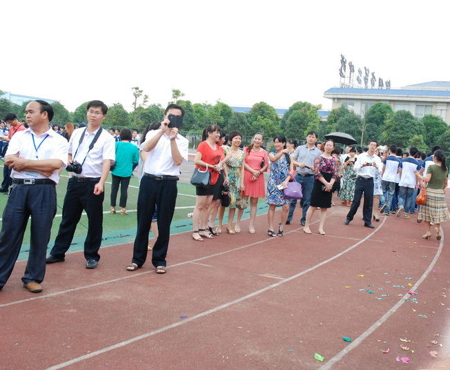 “18岁的选择,青春的梦想”我校高二年级举行2014年十八岁成人仪式