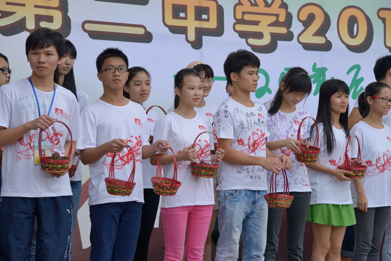 我校隆重举行“感恩母校,相约二十年”2015届高三学生毕业典礼