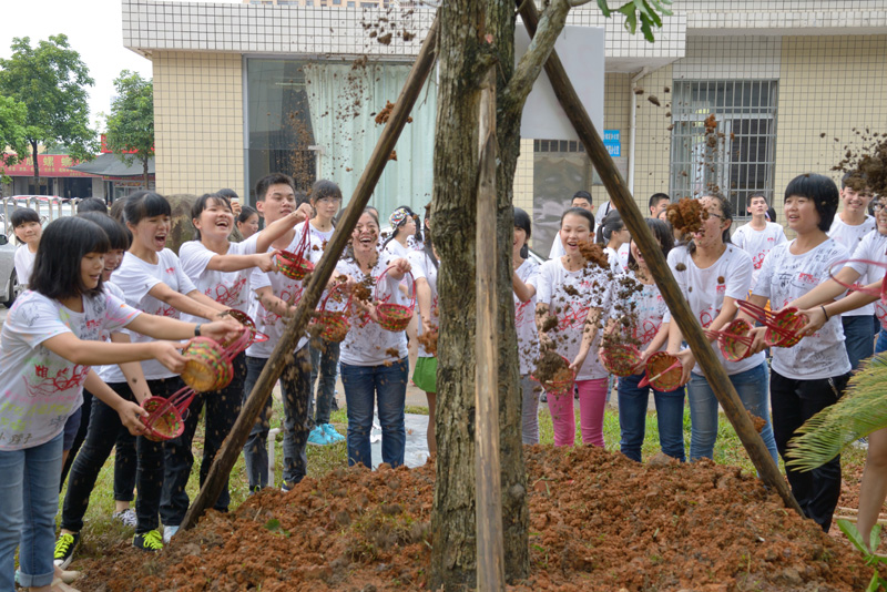 我校隆重举行“感恩母校,相约二十年”2015届高三学生毕业典礼
