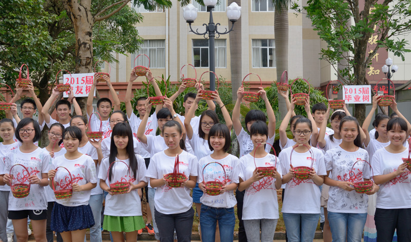 我校隆重举行“感恩母校,相约二十年”2015届高三学生毕业典礼