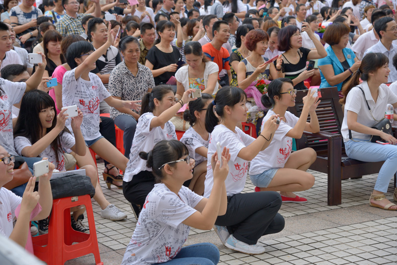 我校隆重举行“感恩母校,相约二十年”2015届高三学生毕业典礼