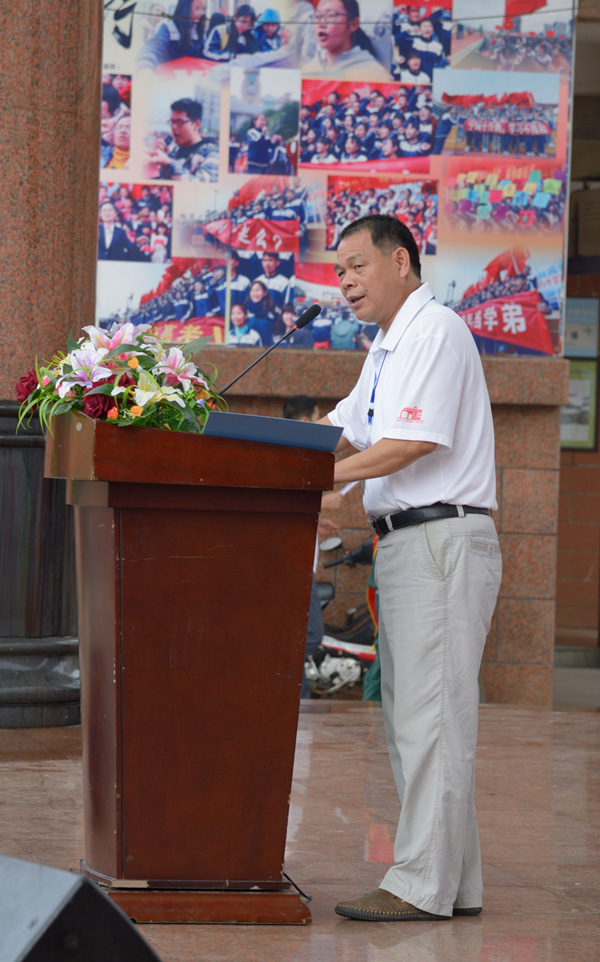 我校隆重举行“感恩母校,相约二十年”2015届高三学生毕业典礼