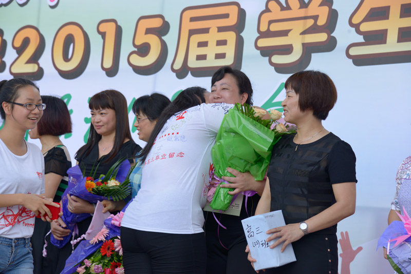 我校隆重举行“感恩母校,相约二十年”2015届高三学生毕业典礼