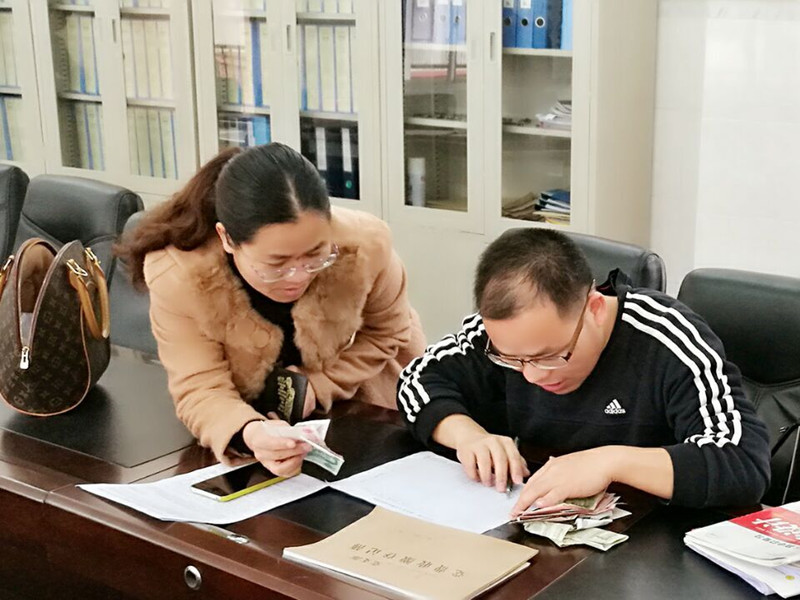 钦州二中党员积极缴纳党费,落实基层党建工作