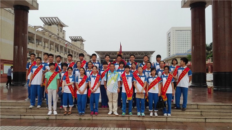 钦州二中高考志愿者为高考学子倾情服务