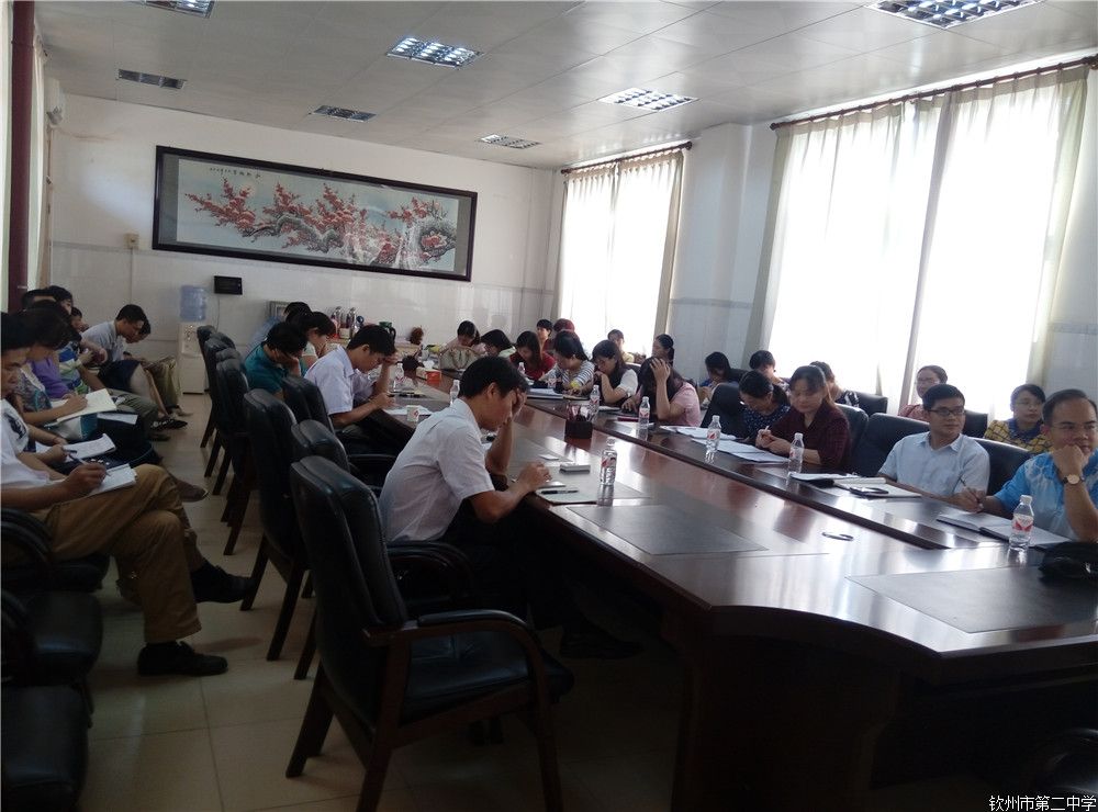 增加文化素养,活跃语文课堂 ——记广西师范大学博士生导师李乃龙教授到我校讲学