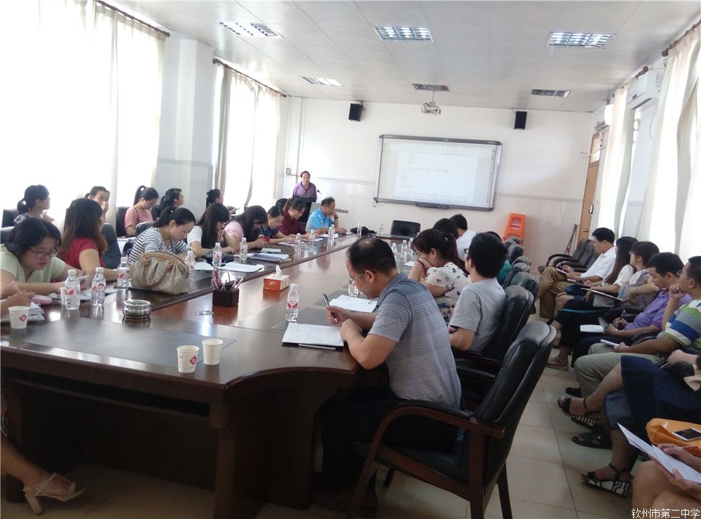 增加文化素养,活跃语文课堂 ——记广西师范大学博士生导师李乃龙教授到我校讲学