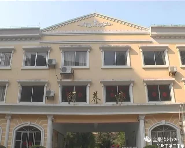 钦州二中志愿者:敬老爱老助老 今天我们都是“雷锋”