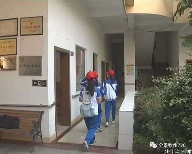 钦州二中志愿者:敬老爱老助老 今天我们都是“雷锋”