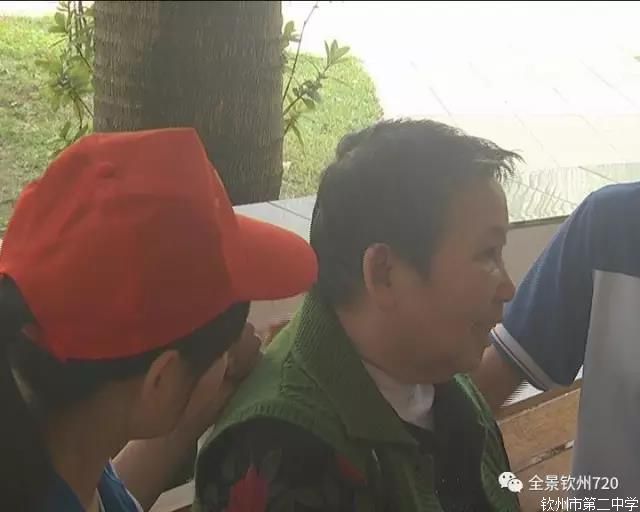 钦州二中志愿者:敬老爱老助老 今天我们都是“雷锋”