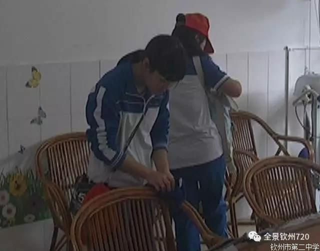 钦州二中志愿者:敬老爱老助老 今天我们都是“雷锋”