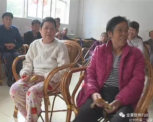 钦州二中志愿者:敬老爱老助老 今天我们都是“雷锋”