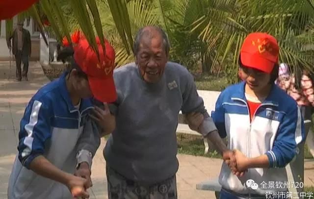 钦州二中志愿者:敬老爱老助老 今天我们都是“雷锋”