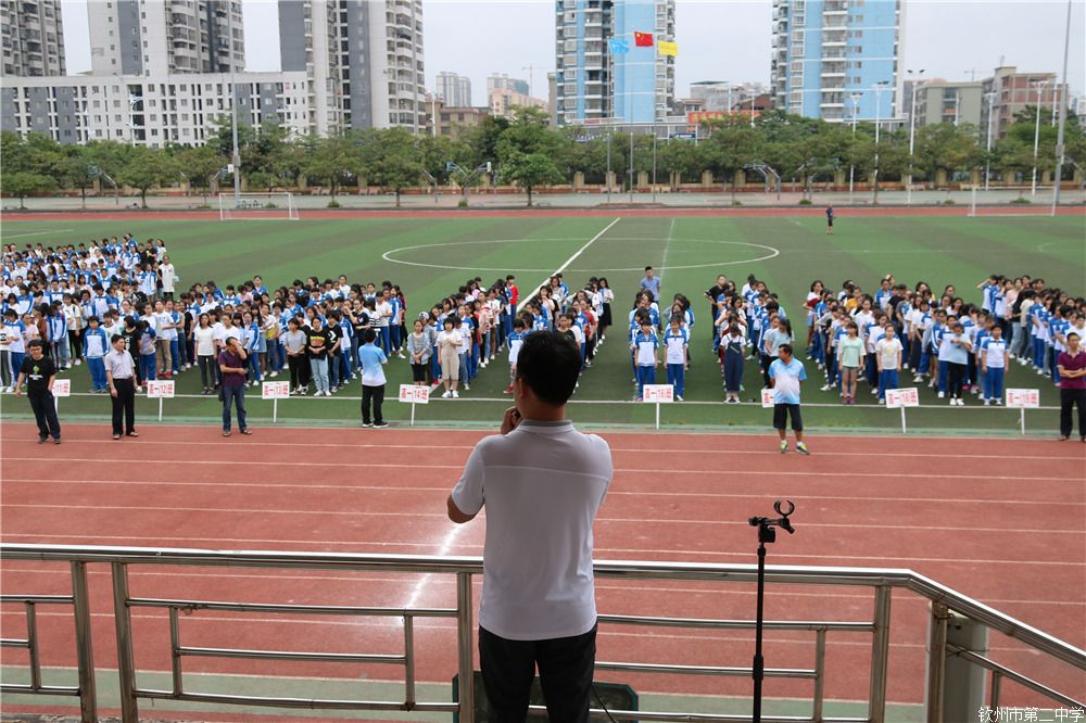 我校举行地震逃生演练