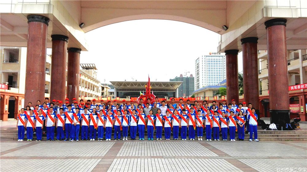 助力高考,情暖二中:服务高考,钦州二中志愿者在行动