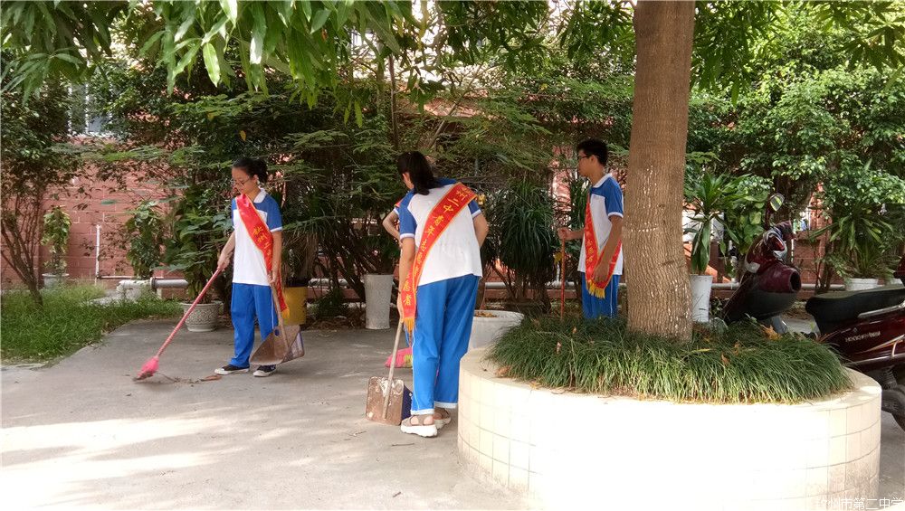 助力高考,情暖二中:服务高考,钦州二中志愿者在行动