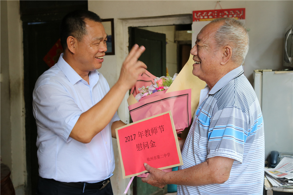 教师节前夕我校领导走访慰问退休老教师