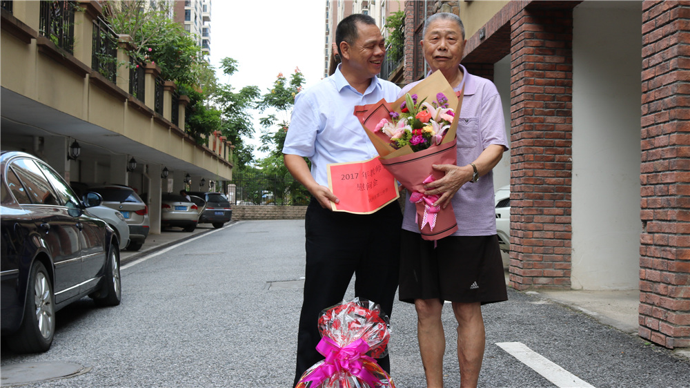 教师节前夕我校领导走访慰问退休老教师