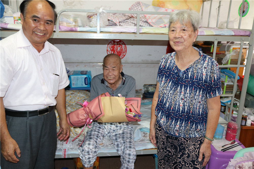 教师节前夕我校领导走访慰问退休老教师