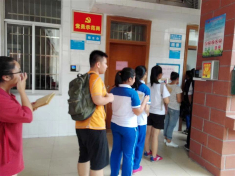 钦州市第二中学全体师生为患重病教师捐款献爱心