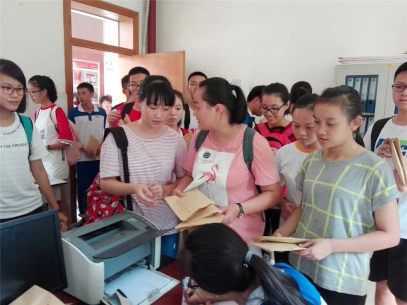 钦州市第二中学全体师生为患重病教师捐款献爱心