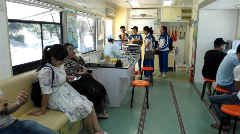 钦州市第二中学全体师生为患重病教师捐款献爱心