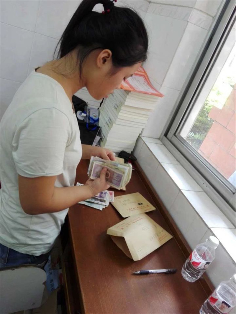 钦州市第二中学全体师生为患重病教师捐款献爱心