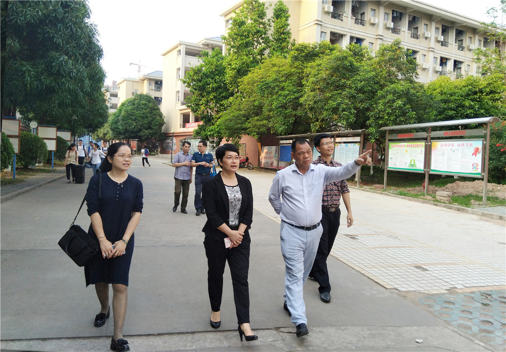 市教育局许杨苑局长莅临我校检查指导工作