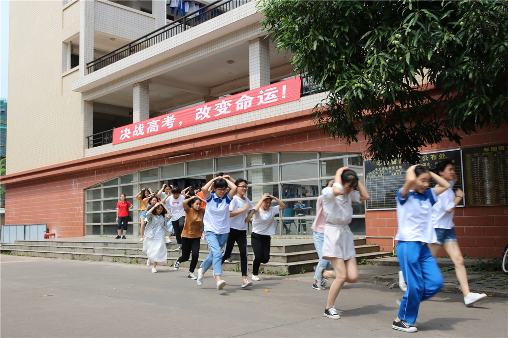 我校举行宿舍防震应急疏散演练