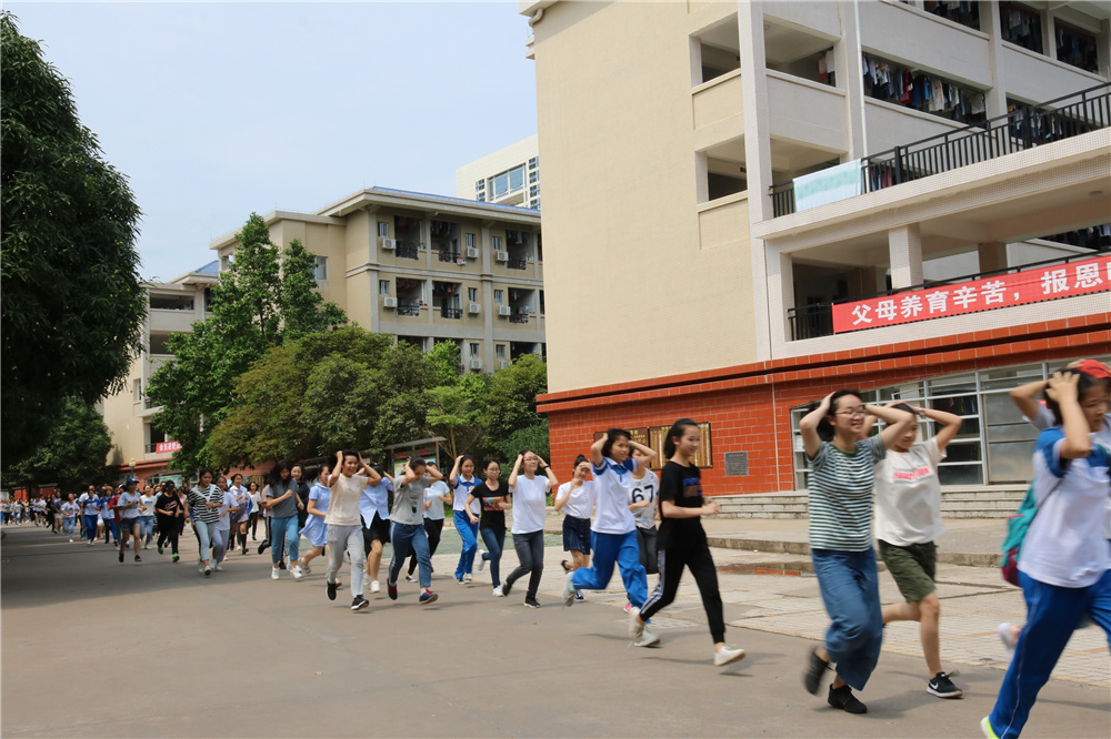 我校举行宿舍防震应急疏散演练